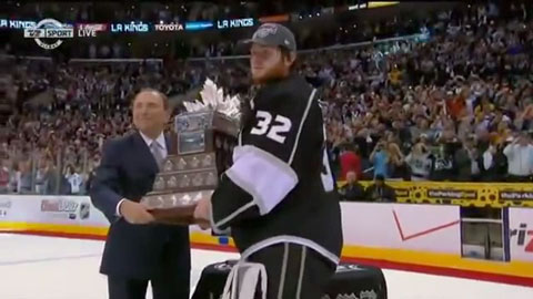 Dustin Brown and LA Kings receive 2012 Stanley Cup 